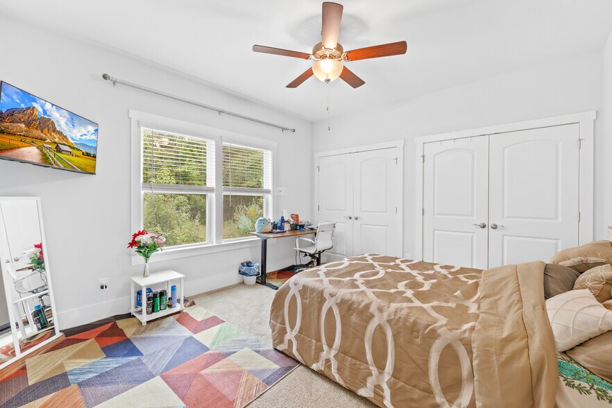 Building Photo - Room in Single Family Home on Grace Ln