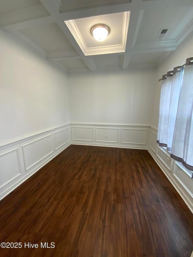 Building Photo - 909 Roswell Ln