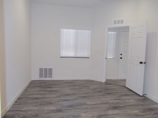 Building Photo - Upgraded 2nd-Floor Condo with Loft, Pool, ...