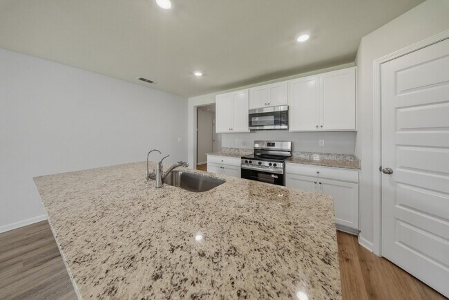 Building Photo - Huge 4 bedroom 2 bathroom home in Southwood