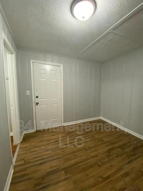 Building Photo - 905 Murphy Ave