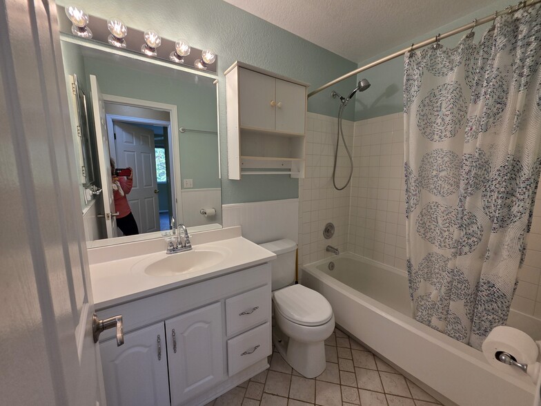 Main floor bathroom - 8116 Eagleview Dr