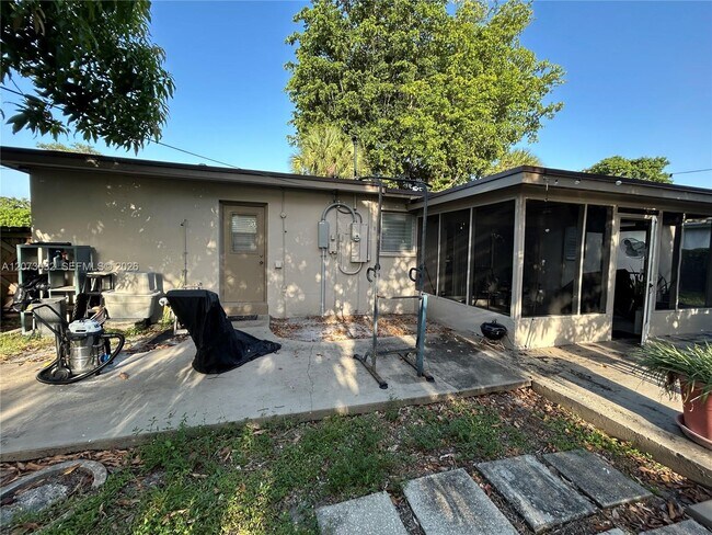 Building Photo - 571 SW 29th Terrace