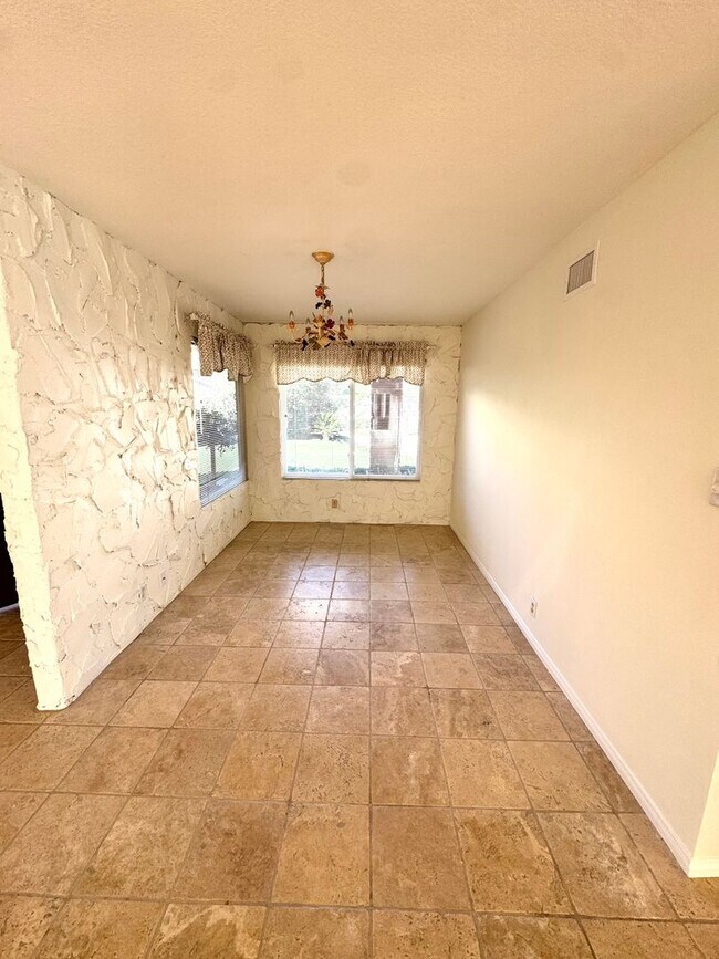 Building Photo - Quiet cul-de-sac Ondulando home