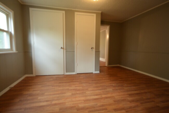 Building Photo - Rent this 2 Bedroom 1 bathroom Home