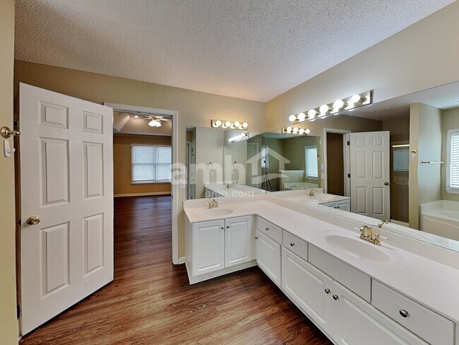 Building Photo - 1728 Victoria Way NW