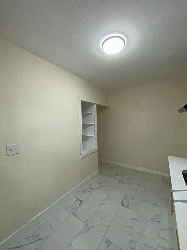 Building Photo - 510 N Hermitage Ave