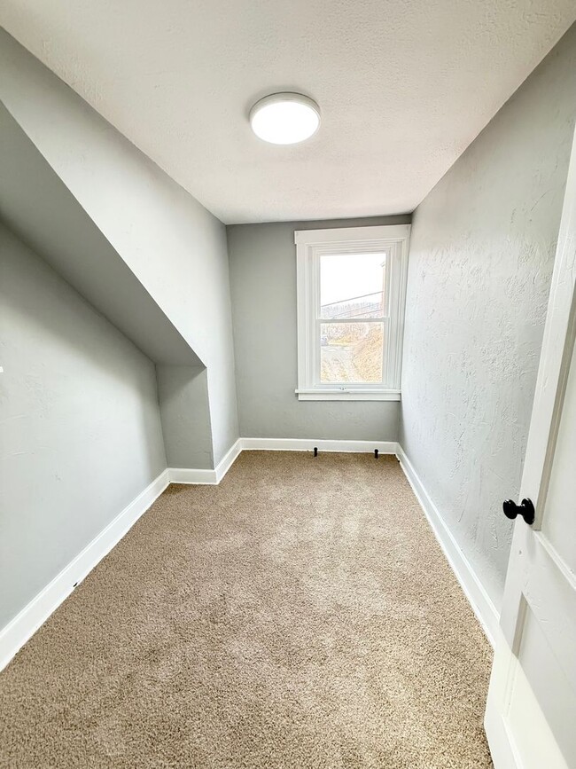 Building Photo - Upated 2 Bedroom 1 Bathroom in Beechview w...