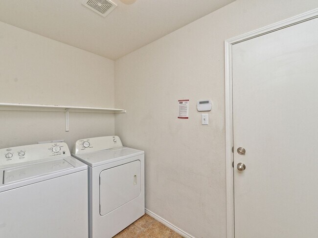 Building Photo - Spacious 2 story with cul-de-sac location