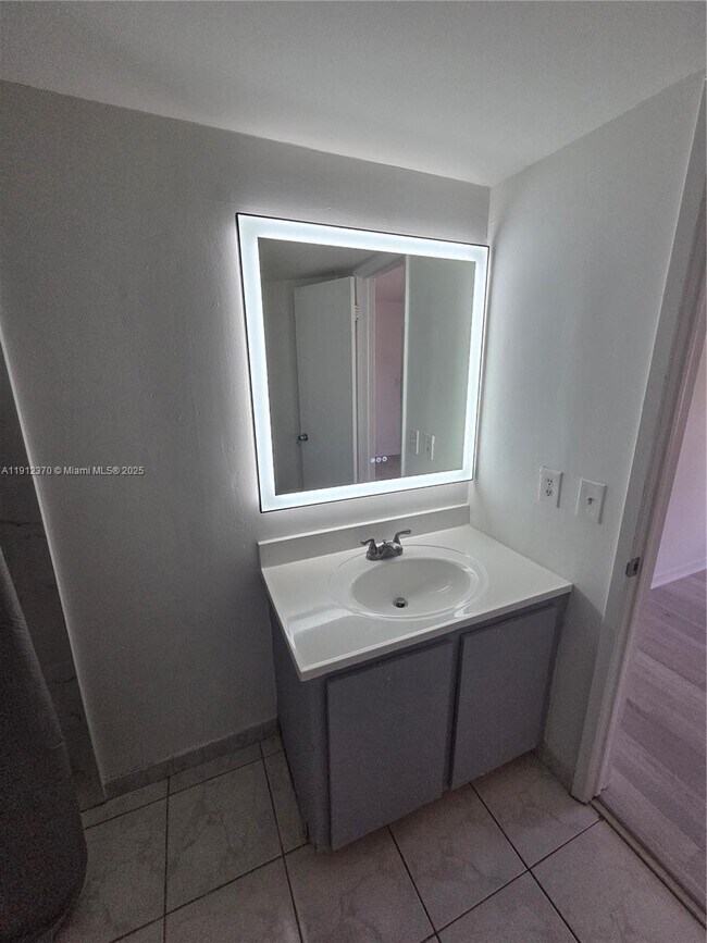 Building Photo - 9433 Fontainebleau Blvd