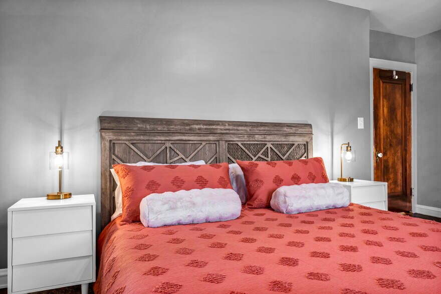 King hotel-quality mattress with bamboo pillows & heated mattress pad - 3386 Westbury Rd
