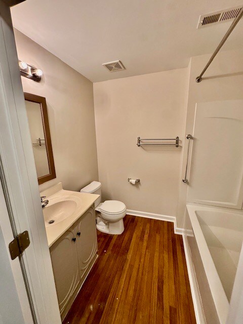 Hall bathroom - 4702 Pennoak Ln