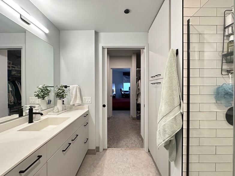 Building Photo - 2155 N Elston Ave