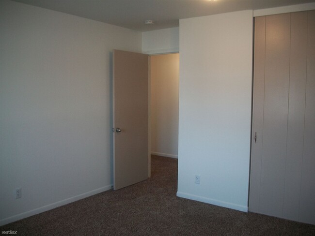 Building Photo - 2 br, 1 bath Apartment - Village Square