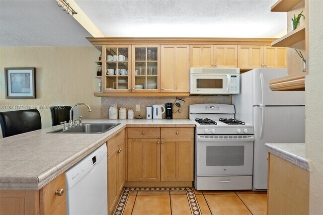 Building Photo - 6703 N Kendall Dr