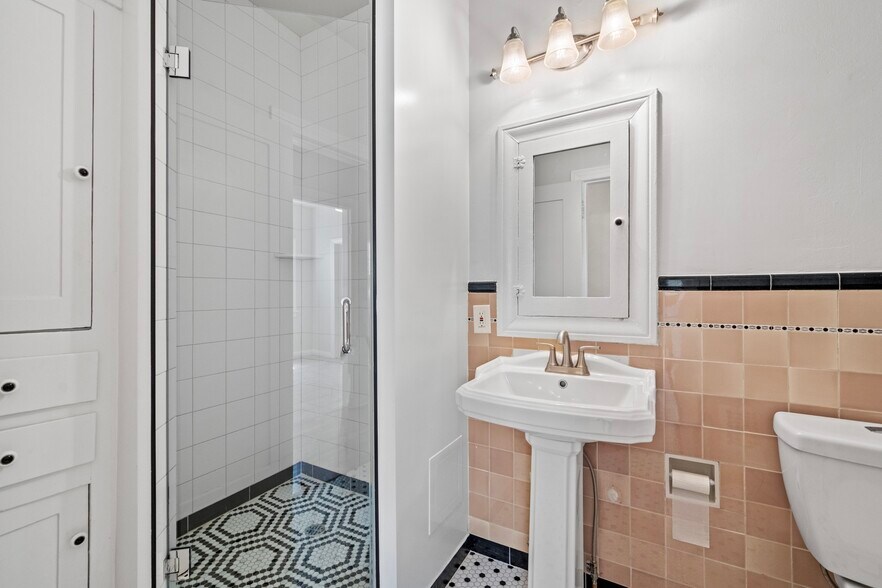 Building Photo - 429 N Gardner St