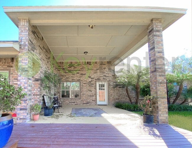 Building Photo - Beautiful 4 Bedroom- 3.5 Bathroom Home in Alamo, TX