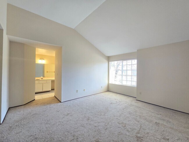 Building Photo - Large 4 bed/2.5 bath home with vaulted cei...