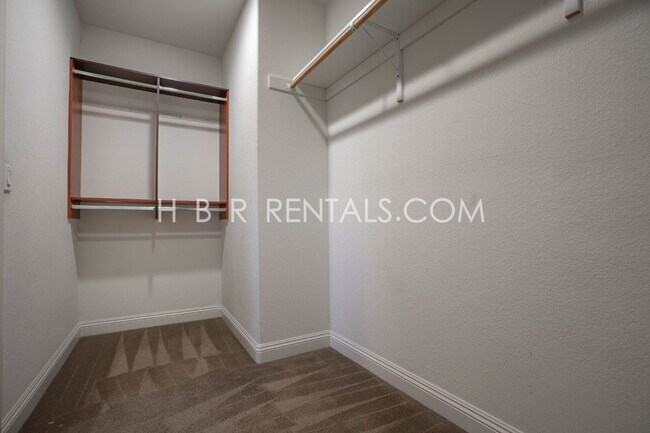 Building Photo - MANTECA RENTAL 4 BEDROOM OUTDOOR PIZZA OVEN in beautiful rear yard