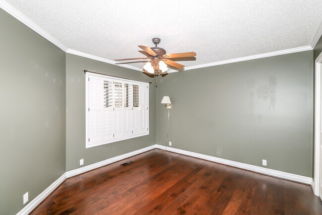 Building Photo - Beautiful 4 Bedroom, 3 Bath home. It has a 2 car garage plus a 1 car carport.  Stay warm in the w...