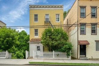 Building Photo - 437 Warburton Ave