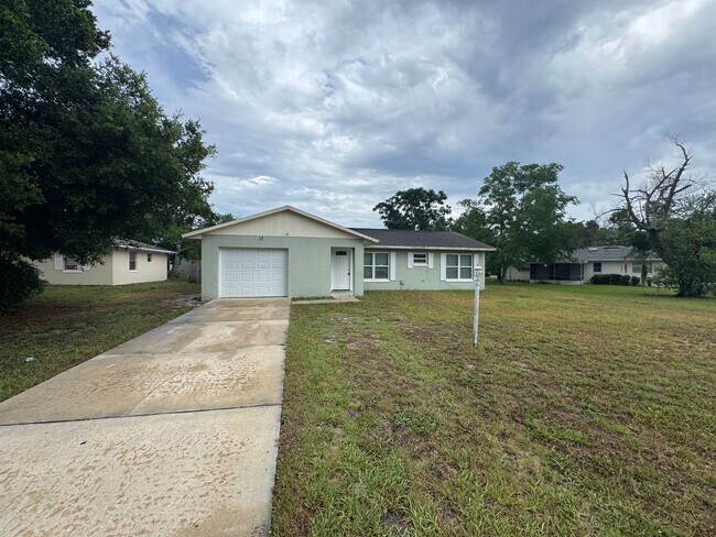 Building Photo - Lovely 3 Bedroom, 2 Bathroom Home in the Heart of Deltona!!