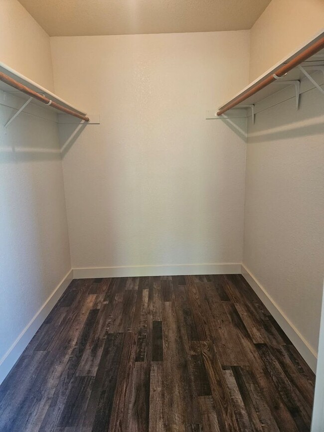 Building Photo - Greenley Oaks Townhome