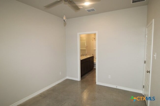 Building Photo - 640 Pacific Crest Trl