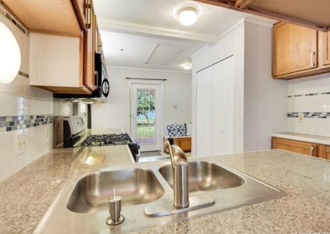 Building Photo - 707 Sprucewood Ln