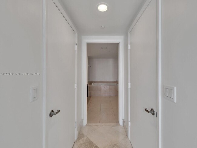 Building Photo - 475 Brickell Ave