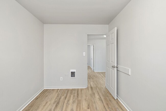 Building Photo - Newly Renovated 5 Bedroom Unit!