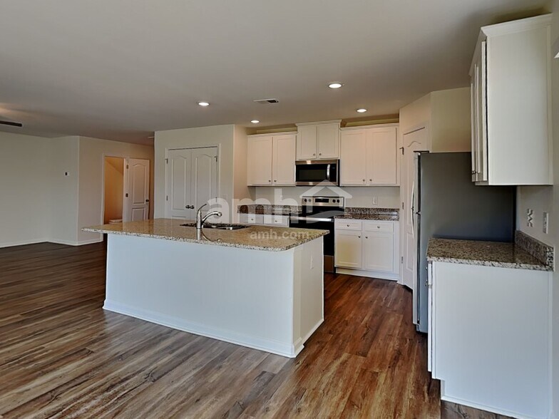 Building Photo - 2061 Southlea Dr