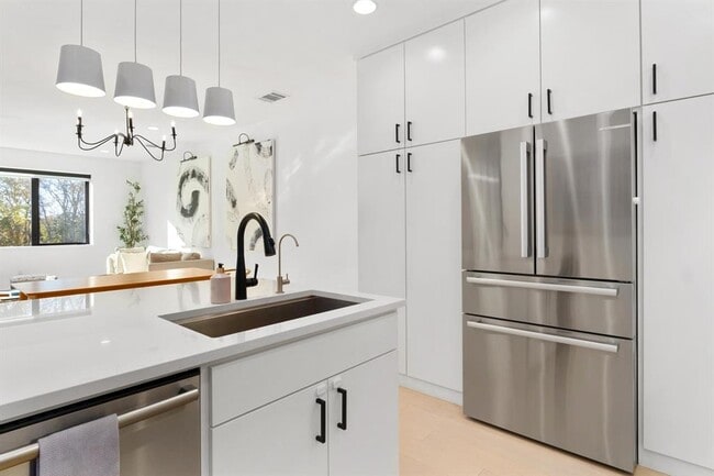 Building Photo - 3406 E 17th St