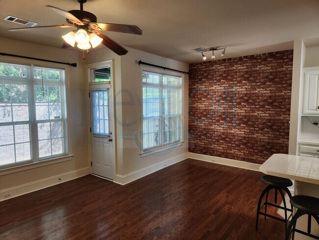 Building Photo - *Coming Available in October* Pride of ownership shines in this convenient Midtown, 2 BR & 2.5 BA...