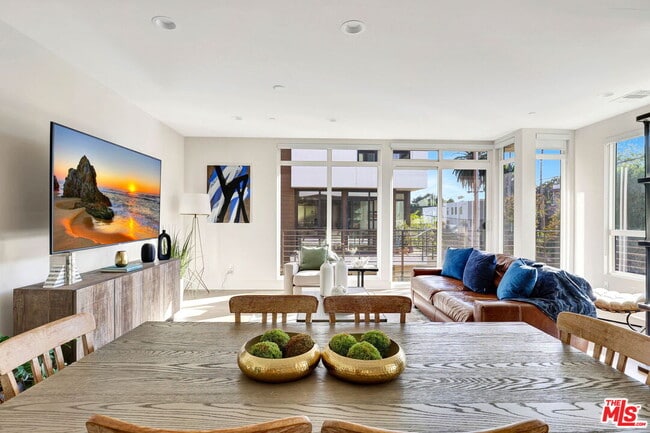 Building Photo - 1414 1/2 N Stanley Ave