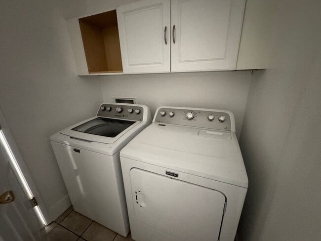 Building Photo - 2 bedroom 1.5 bathroom with large garage in Sparks. Washer and Dryer included!