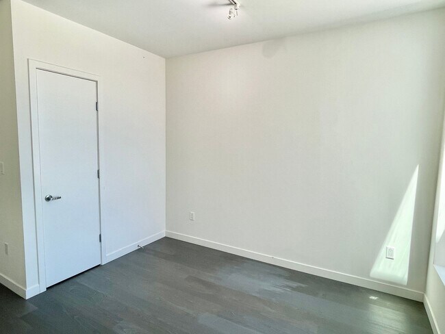 Building Photo - HIP 2BR/2BA Inner Mission Top Floor Boutiq...