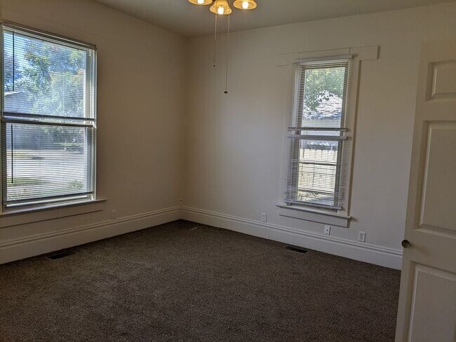 Building Photo - 2 Bedroom Home In The Collett Park Area