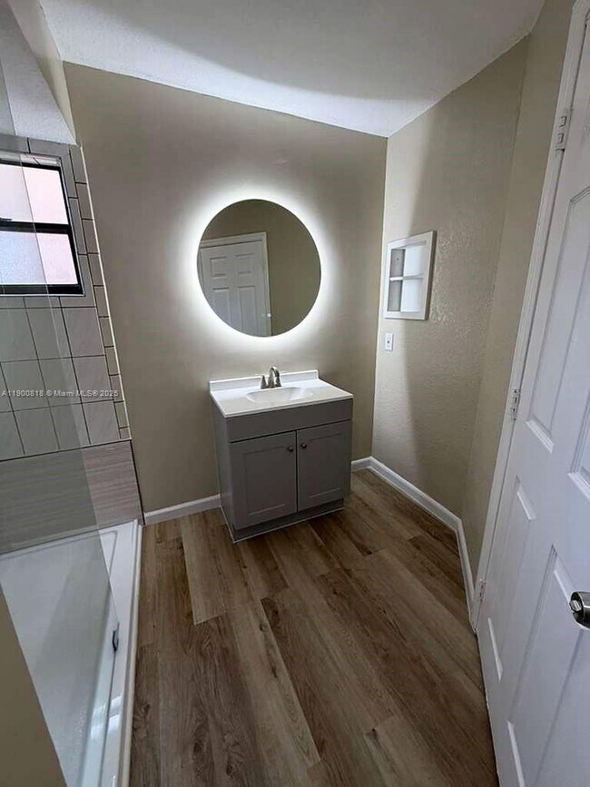 Building Photo - 219 SE 8th St