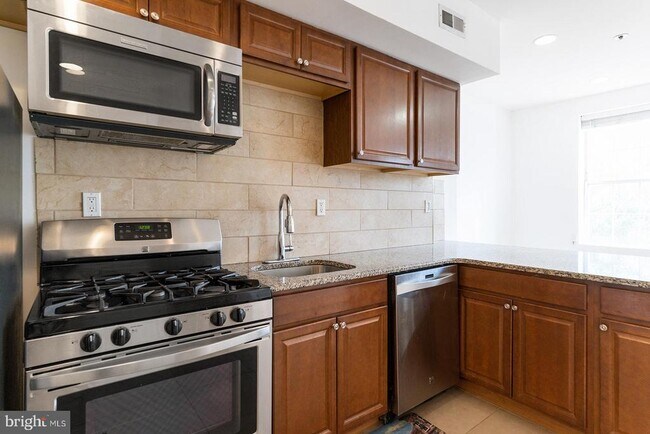 Building Photo - 227 E Girard Ave