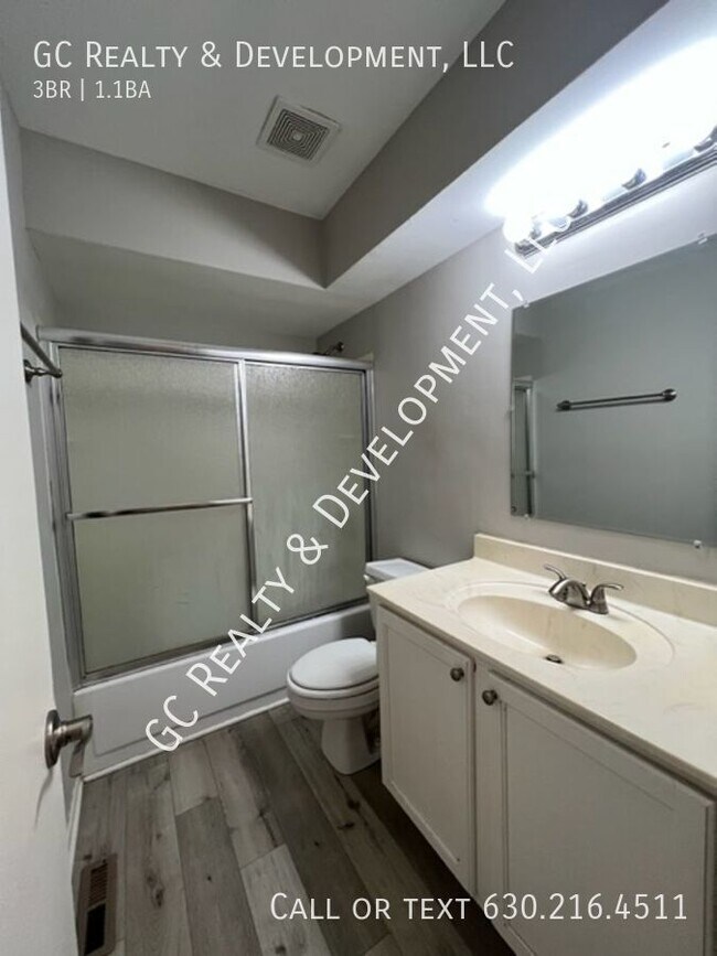 Building Photo - ***BOLINGBROOK LOCATION / 3 BDRM / FINISHE...