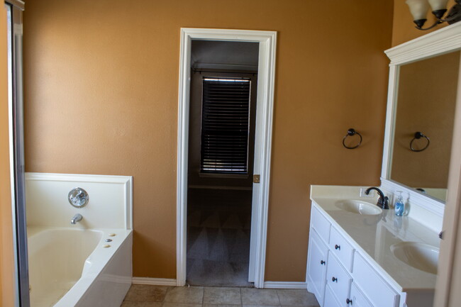 Building Photo - Charming 3 bedroom home