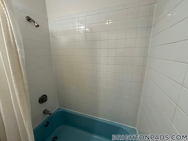 Building Photo - 163 Strathmore Rd