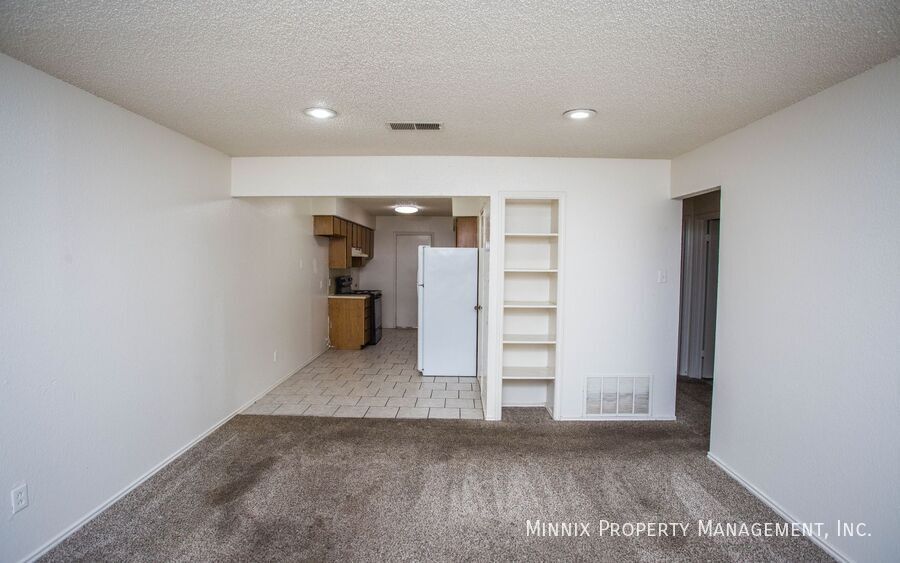 Building Photo - 8208 Vernon Ave