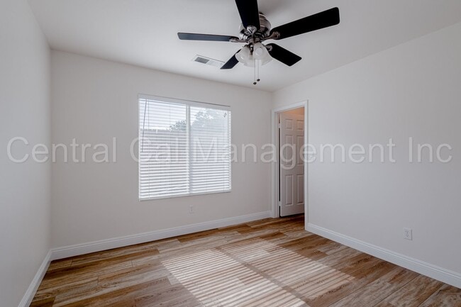 Building Photo - 4 Bedroom/2 Bath Home with an office and S...