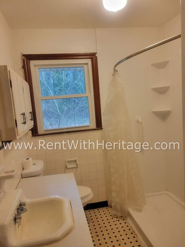 Building Photo - GRAMPA'S BUNGELOW - AWESOME BRICK RANCH WITH FULL UNFINISHED BASEMENT / GREAT LOCATION