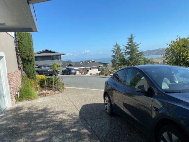 Building Photo - 201 Vía La Paz