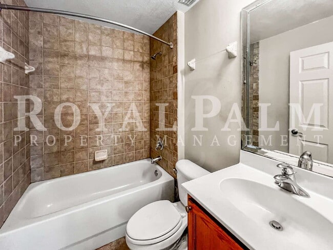 Building Photo - 2 Bed, 2 Bath Duplex on First Street – Washer & Dryer Included, Pet-Friendly, Minutes from Downto...