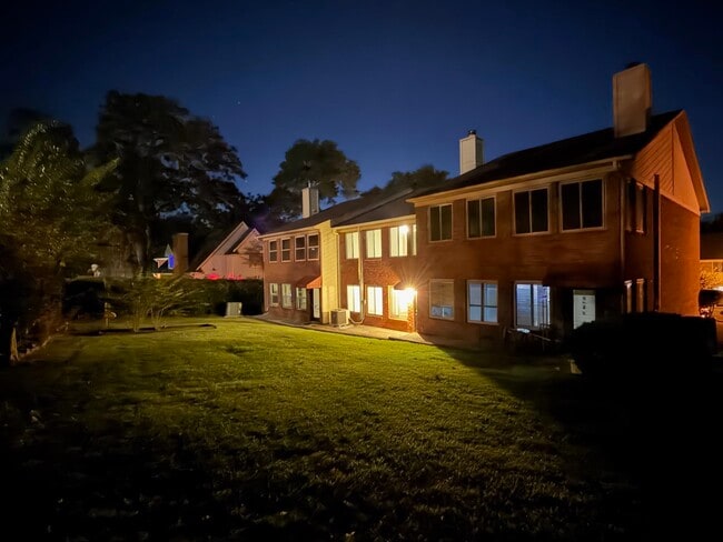 Building Photo - 3207 Shamrock St E