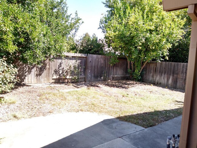 Building Photo - 615 Oriole Ave